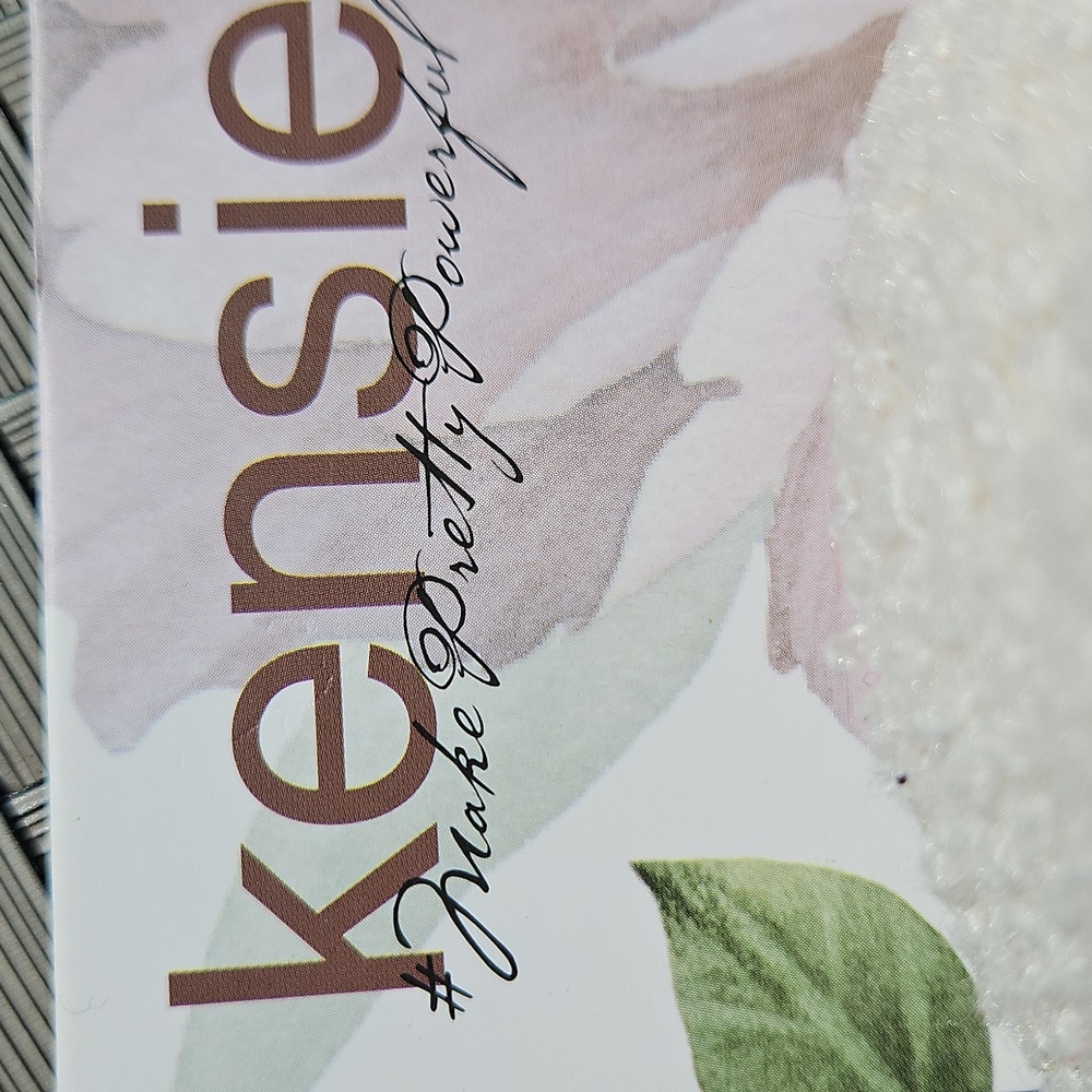 NEW WITH TAGS Kensie Size 6/7 Ivory Red Strawberries Fuzzy Memory Foam Slippers - Picture 15 of 17